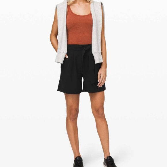Lululemon Size 8 Noir Tie Waist Short 5.5' with Pockets in Black - Picture 8 of 8